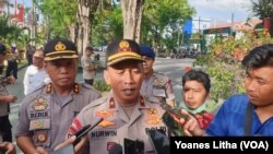 Waka Polda Sulteng Brigjend Nurwindiyanto memberikan keterangan pers seusai memimpin pelaksanaan apel pasukan Operasi Lilin Tinombala 2019 di Mapolda Sulteng, 18 Desember 2019. (Foto: VOA/Yoanes Litha)