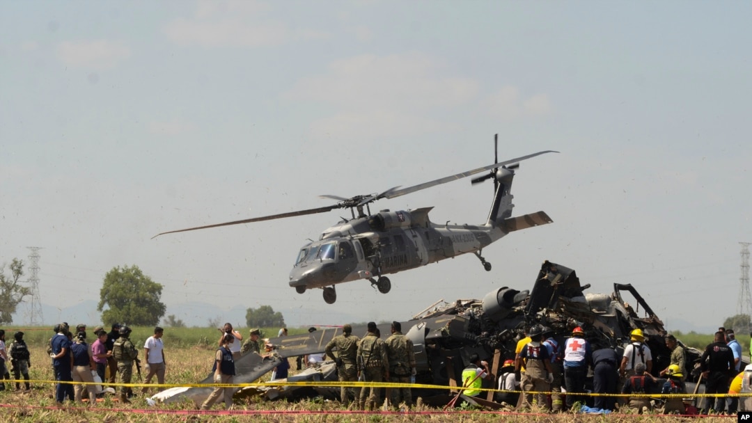El personal de emergencia trabaja junto a un helicóptero Blackhawk de la marina que se estrelló después de apoyar a quienes llevaron a cabo la captura del narcotraficante Rafael Caro Quintero, cerca de Los Mochis, estado de Sinaloa, México, el viernes 15 de julio de 2022. 