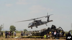 El personal de emergencia trabaja junto a un helicóptero Blackhawk de la marina que se estrelló después de apoyar a quienes llevaron a cabo la captura del narcotraficante Rafael Caro Quintero, cerca de Los Mochis, estado de Sinaloa, México, el viernes 15 de julio de 2022. 