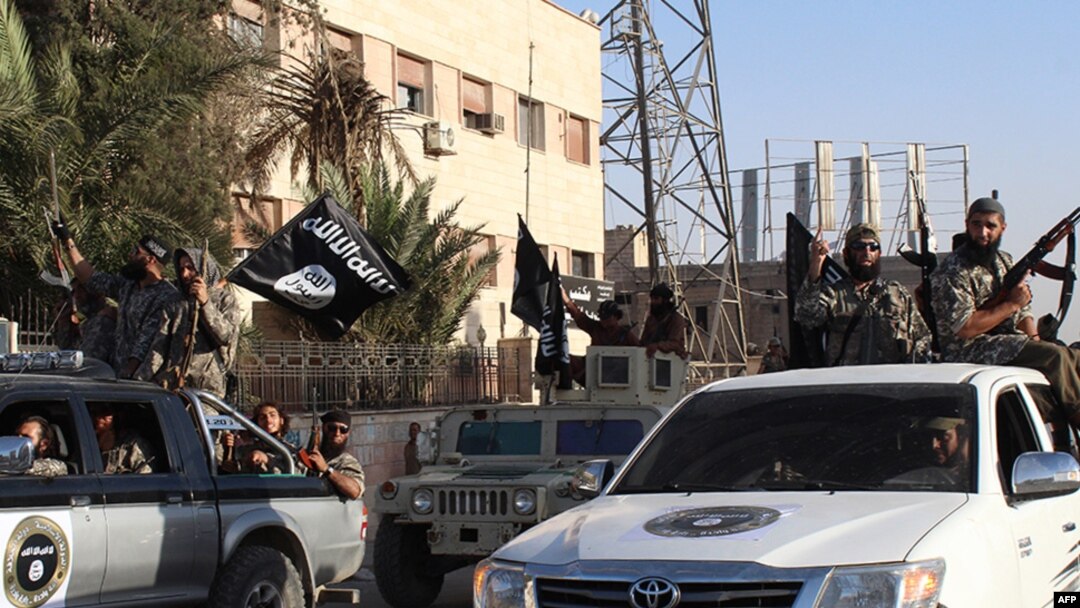 Anggota kelompok militan ISIS saat melakukan parade di kota Raqqa, ibukota provinsi Raqqa - yang merupakan kubu ISIS - di Suriah (foto: dok).