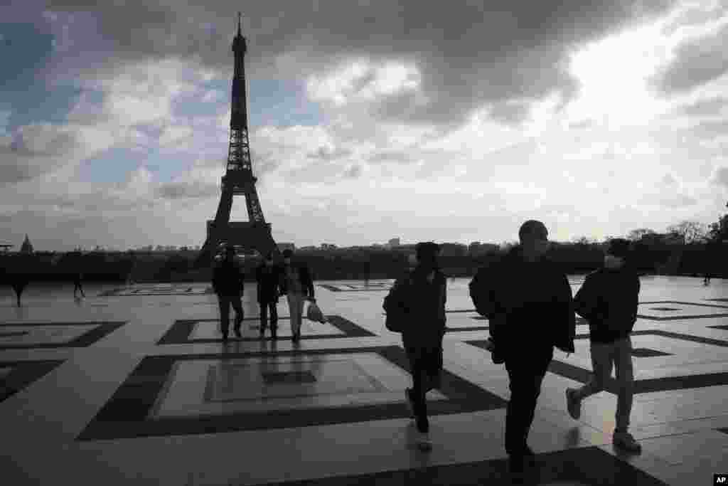 نمایی از شهر پاریس و برج ایفل. در فرانسه‌ همزمان با عبور تعداد مبتلایان از دو میلیون مورد، سخت گیری هایی اعمال شده است. 