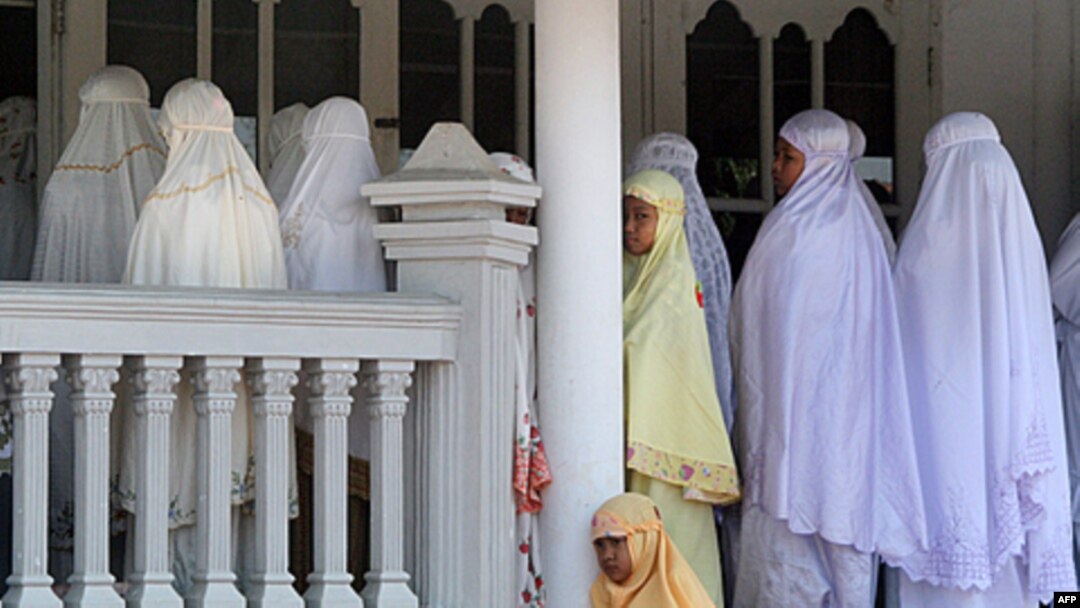 Anggota Ahmadiyah yang melakukan shalat Jumat di Kuningan, Jawa Barat. (Foto: Dok)