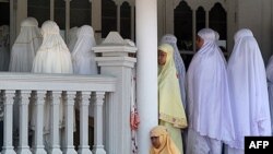 Anggota Ahmadiyah yang melakukan shalat Jumat di Kuningan, Jawa Barat. (Foto: Dok)