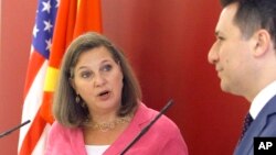 Pomoćnica američkog državnog sekretara Viktorija Nuland i makedonski premijer Nikola Gruevski, Skoplje 13. jul 2015.