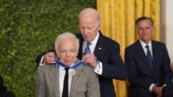 Ralph Lauren menerima Medali Kebebasan dari Presiden Joe Biden di Gedung Putih, Sabtu (4/1). 