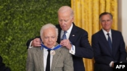 Ralph Lauren menerima Medali Kebebasan dari Presiden Joe Biden di Gedung Putih, Sabtu (4/1). 