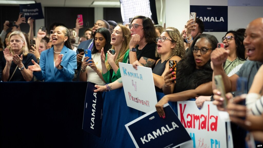 El personal de campaña aplaude la primera visita de la vicepresidenta de los Estados Unidos, Kamala Harris, a la sede de su campaña presidencial en Wilmington, Delaware, el 22 de julio de 2024.