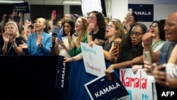 El personal de campaña aplaude la primera visita de la vicepresidenta de los Estados Unidos, Kamala Harris, a la sede de su campaña presidencial en Wilmington, Delaware, el 22 de julio de 2024.