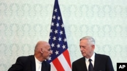 27일 아프가니스탄 카불을 전격 방문한 짐 매티스 미국 국방장관(오른쪽)이 아슈라프 가니 아프간 대통령과의 공동기자회견에서 대화하고 있다. 옌스 스톨텐베르그 NATO 사무총장도 회견에 참석했다.