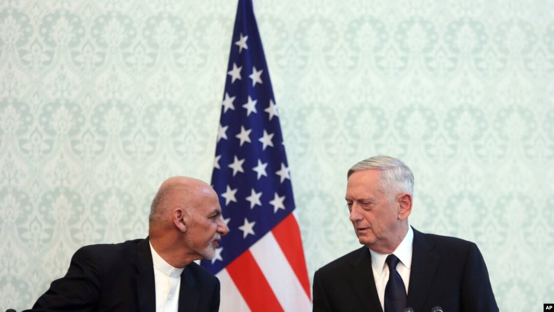 Presiden Afghanistan Ashraf Ghani (kiri), berbincang dengan Sekretaris Pertahanan AS Jim Mattis (kanan), dan Sekretaris Jenderal NATO Jens Stoltenberg di istana kepresidenan di Kabul, Afghanistan, Rabu, 27 September 2017.