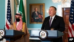 وزیر خارجه آمریکا در حال سخنرانی در کنار وزیر خارجه سعودی