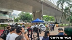 支联会涉嫌煽颠案被告求情吸引大批传媒，包括多家国际媒体到法院采访。美国之音记者高锋摄，(2026年8月29日)