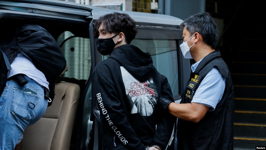 香港警察逮捕本土派学生组织“贤学思政”的召集人王逸战。（2021年9月20日）