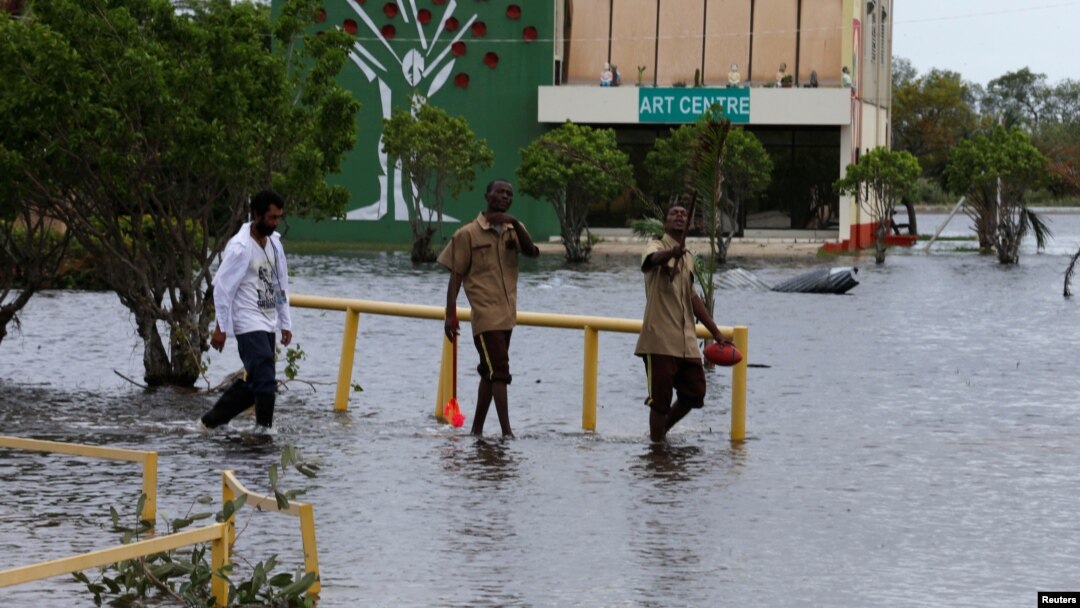 Badai tropis Earl menyebabkan banjir di jalan-jalan di Belize City, ibukota Belize (4/8).