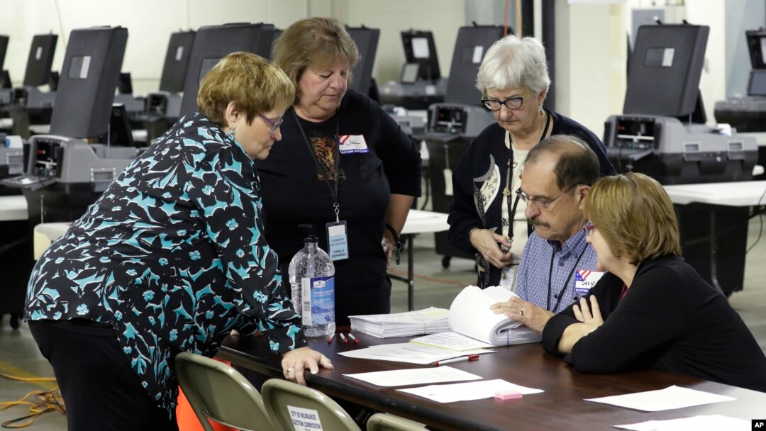 Para petugas mulai melakukan penghitungan ulang surat-surat suara pemilihan presiden 8 November lalu di Milwaukee, Wisconsin (1/12).