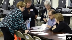 Los gobiernos estatales han tenido que contratar una cantidad de trabajadores temporales para realizar la tediosa tarea de recontar millones de votos.