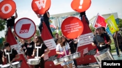 Youths protest during a rally organized by the opposition Social Democratic Party (SPD) and labour unions outside the venue of an EU summit on youth unemployment in Berlin, Germany, July 3, 2013. 