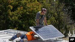 미 캘리포니아주에서 지붕 위에 태양광 패널이 설치되고 있다 (자료사진)