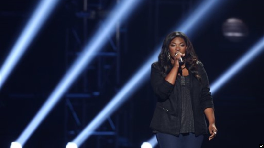 Candice Glover, pemenang "American Idol 2013" tampil dalam final acara pencarian bakat itu di Nokia Theatre di Los Angeles (16/5). (AP/Invision/Matt Sayles)
