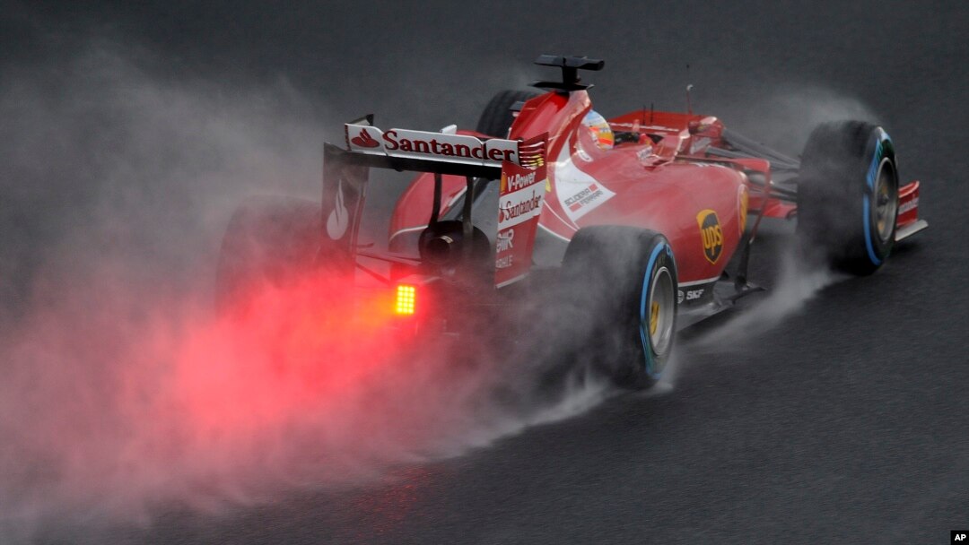 Pebalap Ferrari dari Spaniel, Fernando Alonso ofsaat brewage di arena balap Albert Park, Formula One Grand Prix di Melbourne, Australia, 15 Maret 2014 (Foto: dok).