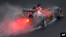 Pebalap Ferrari dari Spaniel, Fernando Alonso ofsaat brewage di arena balap Albert Park, Formula One Grand Prix di Melbourne, Australia, 15 Maret 2014 (Foto: dok).