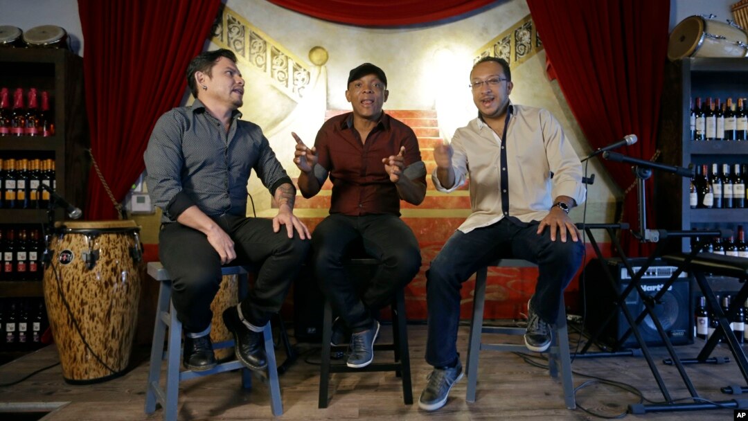 Tiga anggota band salsa Sonora Carruseles, Leonardo Sierra (kiri), Daniel Marmolejo (tengah) dan Jans Certuche tampil di Doral, Florida (17/8). (AP/Alan Diaz)
