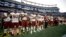 Los jugadores de los Washington Redskins permanecen de pie durante la interpretación del himno nacional ante del primer partido de la pretemporada de la NFL ante los Patriots de Nueva Inglaterra el jueves, 9 de agosto de 2018 en Foxborough, Massachusetts.