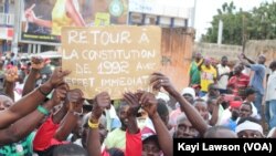 Des centaines de manifestants sont dans les rues de Lomé, au Togo, le 4 octobre 2017. (VOA/Kayi Lawson)