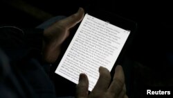 Un hombre lee la biblia en iPad mini en Florencia, Italia. El mercado de las tablets ha decaído profundamente.