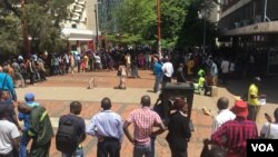 Long and winding queues have remained at almost all banks Zimbabwe confirming that the country's one-year-old shortages of cash seem to be far from over despite the country introducing its currency, the bond notes that trade at par with the U.S. dollar, Monday, Harare, 29 Nov. 29, 2016. (S.Mhofu)