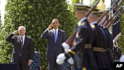 Robert Gates (à gauche) en compagnie du président Obama, à une cérémonie d'adieu au Pentagone, le 30 juin 2011