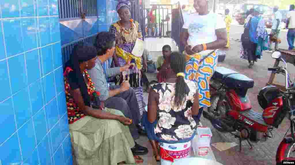 Mulheres respondem a questões da Voz da América, no mercado de Bandim, na capital Bissau, dias antes das Eleições Gerais de 13 de Abril de 2014 Guiné-Bissau