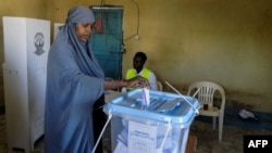 Une femme dépose son vote à Hargeisa, Somaliland, le 13 novembre 2017.