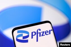 Logo Pfizer terlihat dalam ilustrasi, 1 Mei 2022. (Foto: REUTERS/Dado Ruvic)