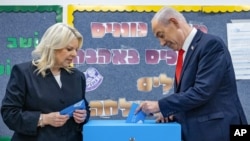 Serokwezîrê Îsraîlê Benjamin Netanyahu li gel hevjîna xwe Sara dengên xwe dan.