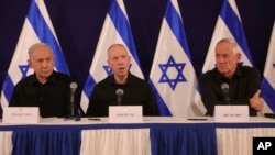 资料照：左起：以色列总理内塔尼亚胡、国防部长加兰特和内阁部长本尼·甘茨在特拉维夫出席一个新闻发布会。（2023年10月28日）