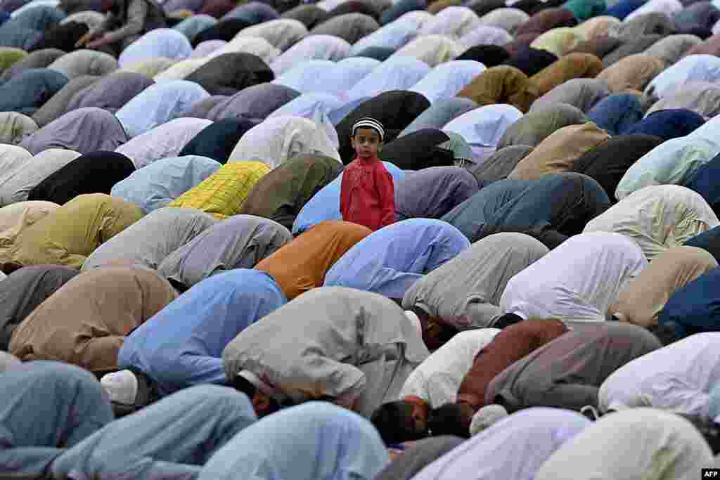 파키스탄 라왈핀디의 신전에서 이슬람 신자들이 라마단 종료 절기인 &#39;이드 알 피트르&#39;를 맞아 기도하고 있다. 
