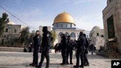 Beberapa polisi Israel mengamankan kompleks Masjid Al-Aqsa di Kota Tua Yerusalem (foto: dok). 