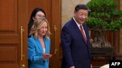 El presidente chino, Xi Jinping, a la derecha, camina con la primera ministra italiana, Giorgia Meloni, a la izquierda, para una reunión en la Casa de Huéspedes Estatal Diaoyutai en Beijing, China, el lunes 29 de julio de 2024.