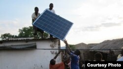 En Afrique, l'énergie solaire vient combler les carences des systèmes d'approvisionnement classiques (VOA) 