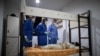Médicos venezolanos visitan a una paciente con COVID-19, en su habitación de la residencia de antiguos estudiantes que se utiliza para poner en cuarentena a enfermos asintomáticos, el sábado 29 de agosto de 2020. 