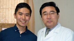 지난 달 미국 의료진 일행과 함께 북한을 방문한 코넬대 3학년 학생 오웬 리박 씨(왼쪽)가 평양의 의료진과 기념 사진을 촬영했다. 오웬 리박 사진 제공. 