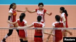 Tim Bola Voli Putri Tiongkpok merayakan kemenangan mereka saat menjuarai Kejuaraan Dunia Bola Voli "FIVB World Grand Prix" tahun 2010. Tahun ini Tim ini kalah telak 3-0 melawan AS.