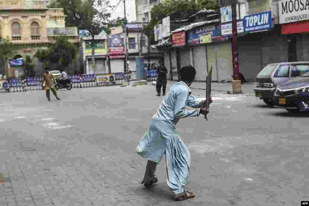 کچھ لوگ خالی سڑکوں پر کرکٹ کھیلتے ہوئے بھی دکھائی دے رہے ہیں۔