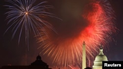 Los fuegos artificiales iluminan el cielo sobre la cúpula del Capitolio de Estados Unidos y el Monumento a Washington en el Día de la Independencia, el 4 de julio de 2011. REUTERS / Hyungwon Kang