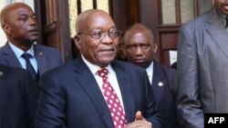 L'ancien président sud-africain Jacob Zuma (2e G.) au sortir du tribunal de Durban à Durban, le 8 juin 2018.