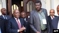 L'ancien président sud-africain Jacob Zuma (2e G.) au sortir du tribunal de Durban à Durban, le 8 juin 2018.