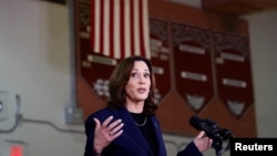 La vicepresidenta de Estados Unidos, Kamala Harris, en rueda de prensa el 23 de marzo de 2024, después de reunirse con familias que perdieron a sus seres queridos en el tiroteo escolar de 2018 en la escuela secundaria Marjory Stoneman Douglas en Parkland, Florida.