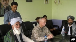 8일 카불에서 회담을 가진 나토 관계자와 아프가니스탄 정부 관계자들.