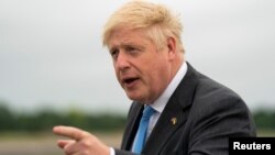 Perdana Menteri Inggris Boris Johnson tiba di RAF Brize Norton di Oxfordshire, Inggris, 18 Juni 2022. (Foto: via Reuters)